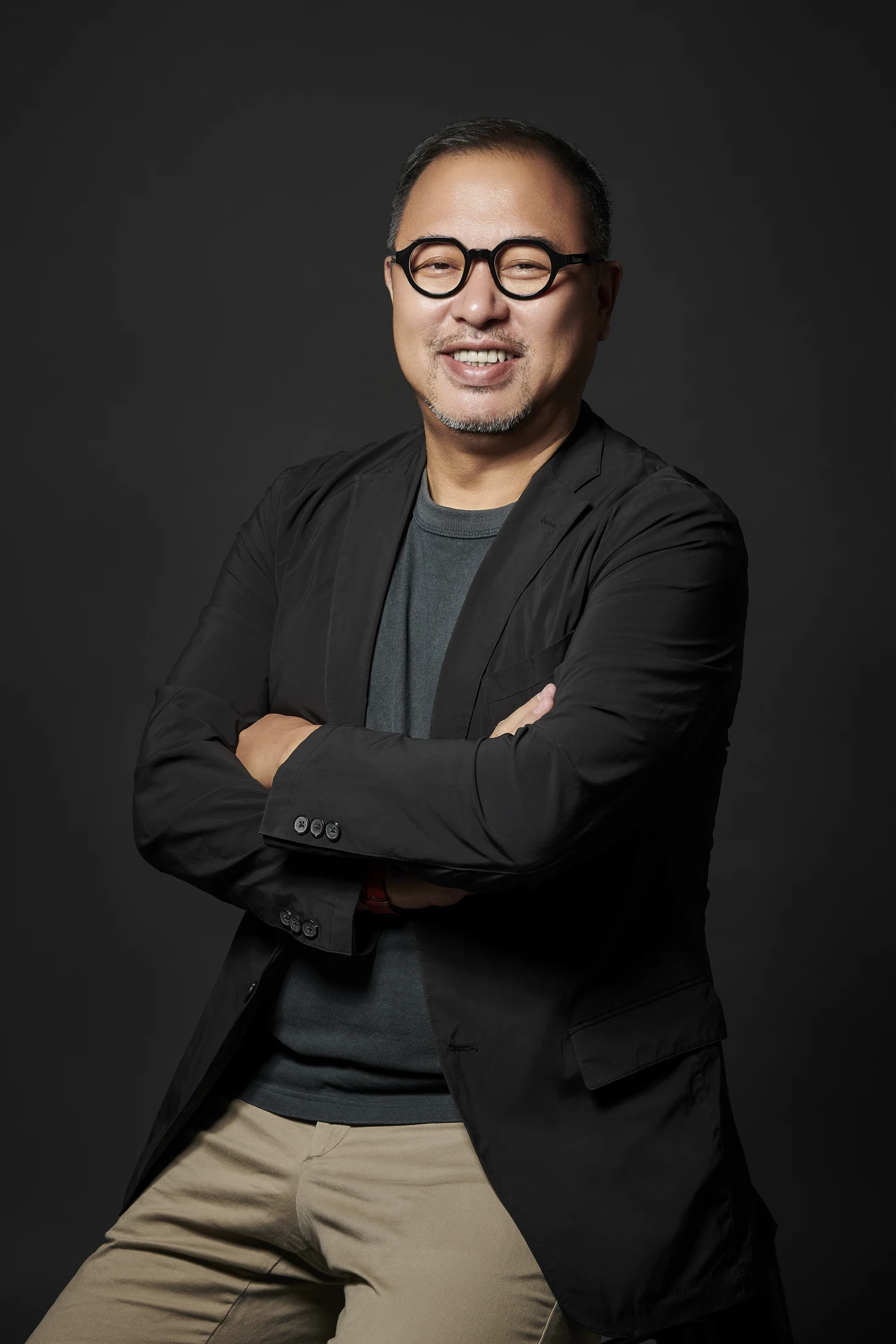 創意總監陳德勝 Ader Chen，穿黑色外套的個人肖像